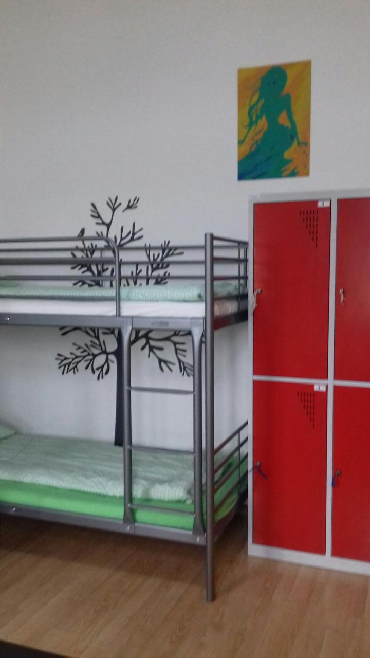 Łóżko w koedukacyjnym pokoju wieloosobowym dla 6 osób